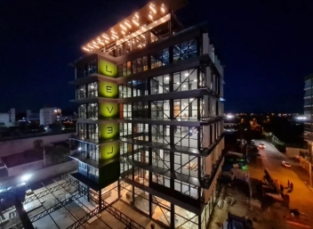 Imagem da notícia Em apenas 100 dias, prédio de oito andares é fabricado e instalado em Tubarão